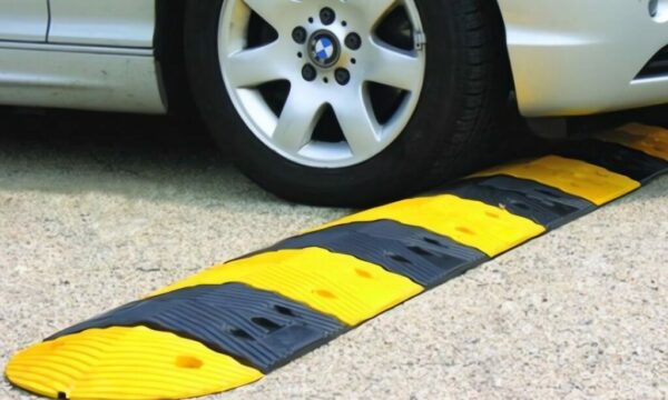 POLISI TIDUR KARET UNTUK JALAN / SPEED BUMB RUBBER 100 CM TINGGI 7 CM | ALAT SAFETY | JUAL KE SELURUH INDONESIA
